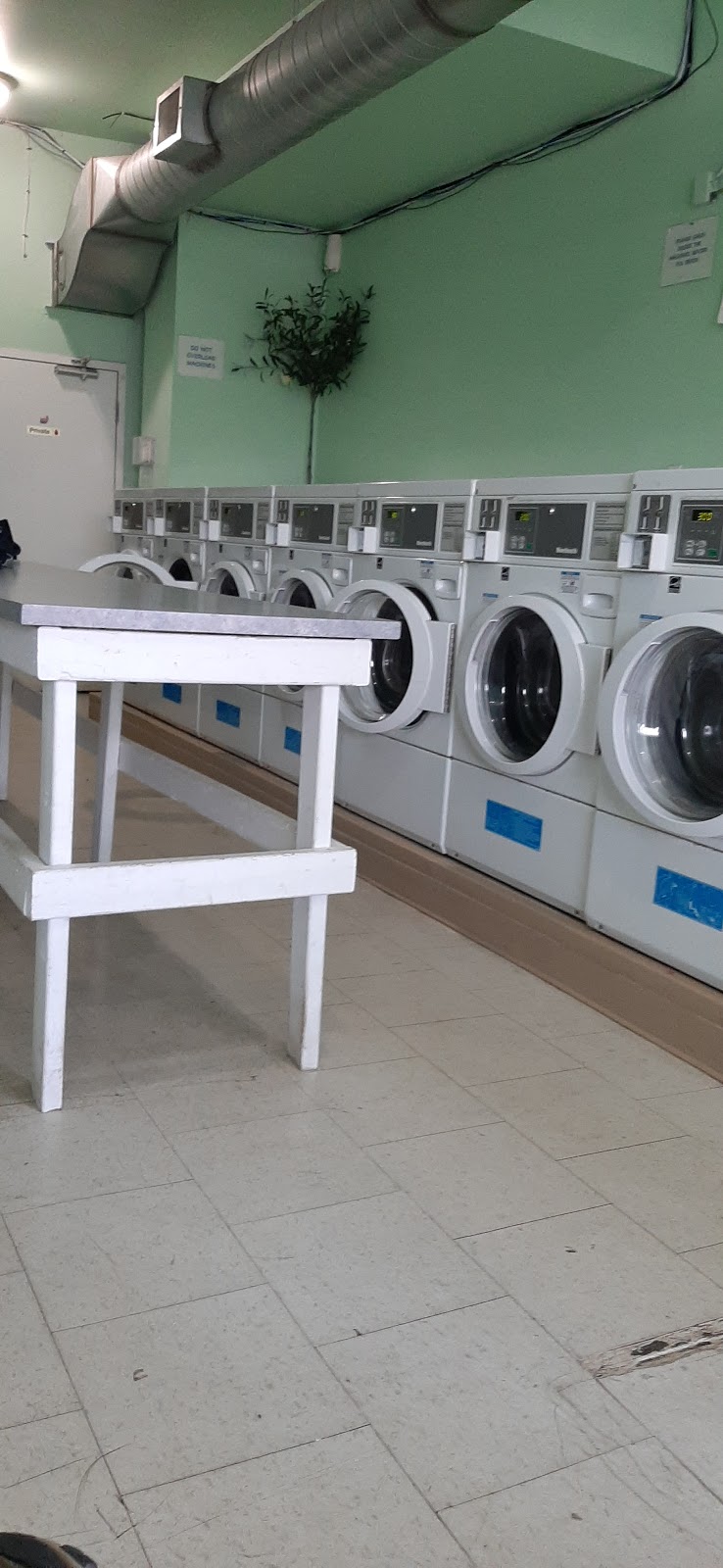 G & S Laundromat | 443 Wentworth St N b, Hamilton, ON L8L 5W6, Canada | Phone: (905) 529-4165