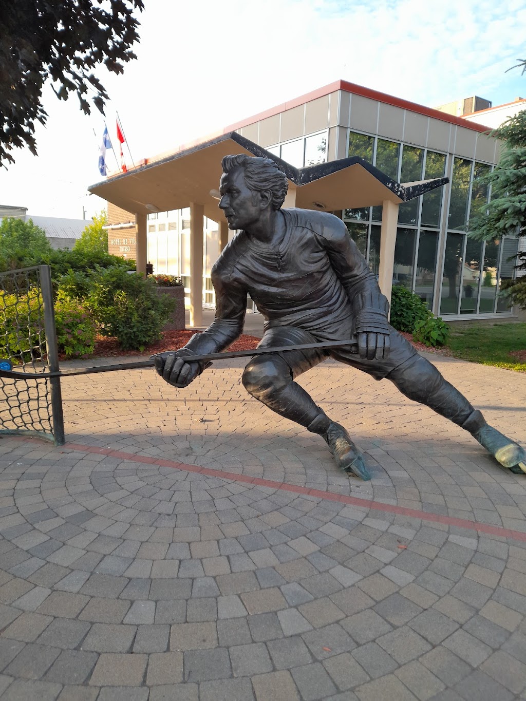 Bronze de Guy Lafleur | 3B0, 305-315 Rue de lHôtel de Ville, Thurso, QC J0X 3B0, Canada | Phone: (819) 985-2000