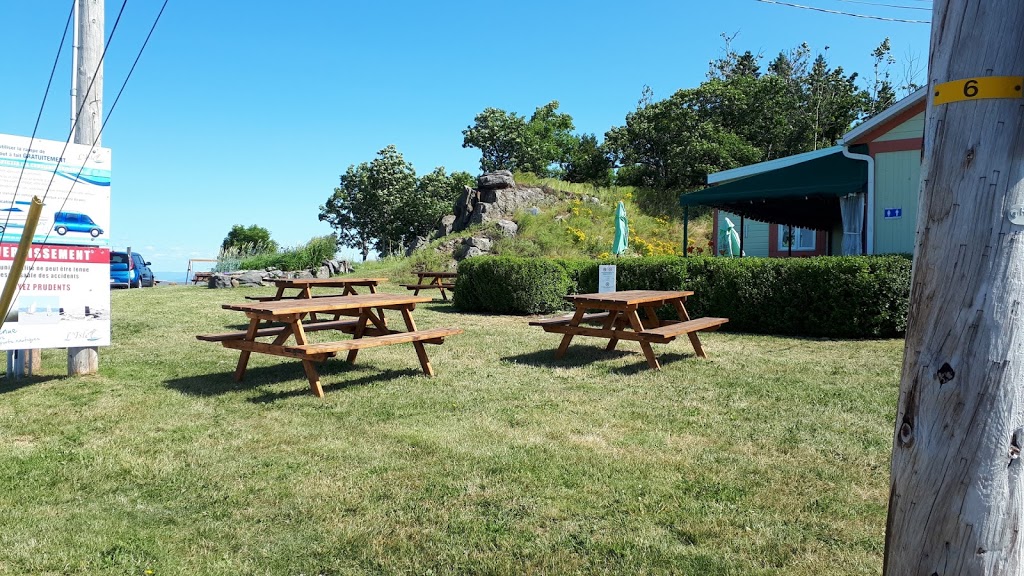 Bar-Terrasse au Bord de leau | Route du Quai, LIslet, QC G0R 2B0, Canada | Phone: (418) 247-3264