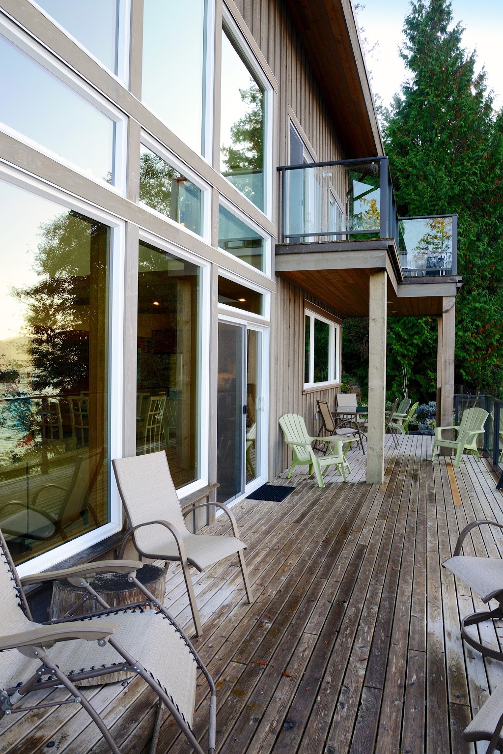 Eastman Waterfront Retreat | 1638 Mt Gardner Rd, Bowen Island, BC V0N 1G2, Canada | Phone: (888) 604-1475