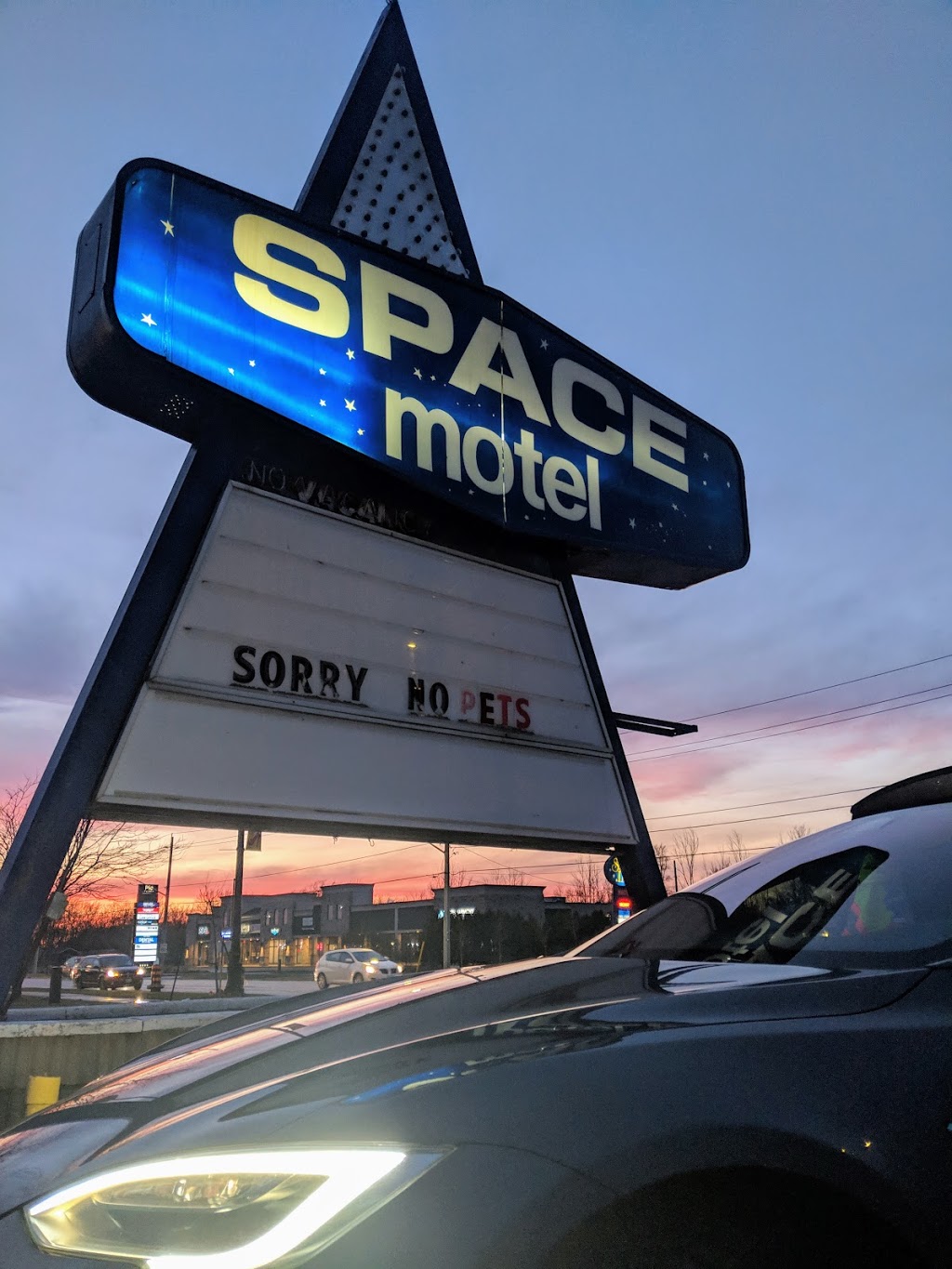 Space Motel | 8618 Lundys Ln, Niagara Falls, ON L2H 1H4, Canada | Phone: (905) 356-3216