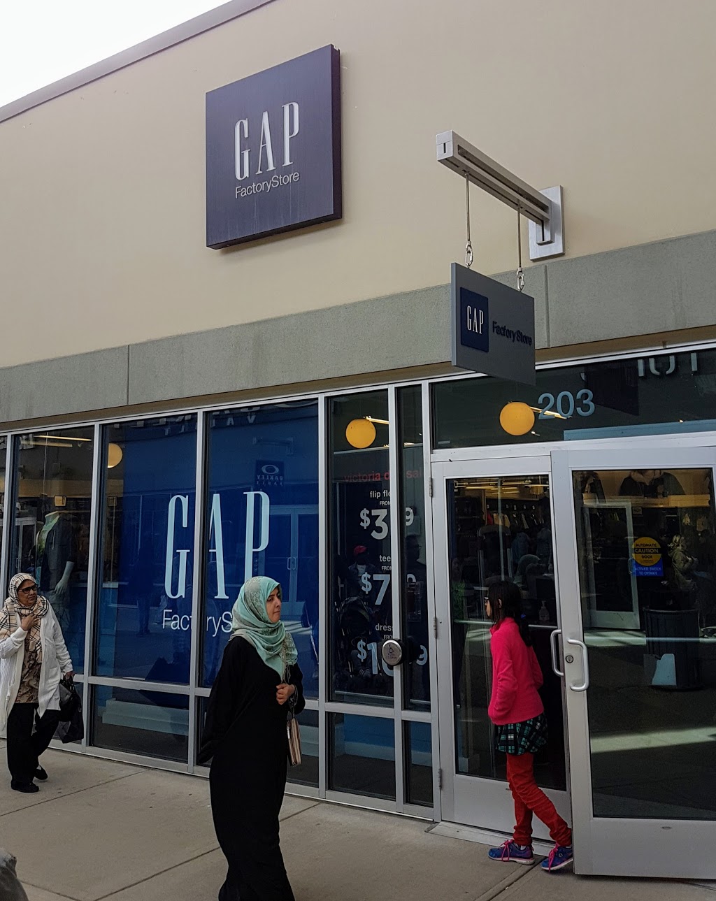 Gap | 13850 Steeles Ave, Halton Hills, ON L7G 5G2, Canada | Phone: (905) 876-2644