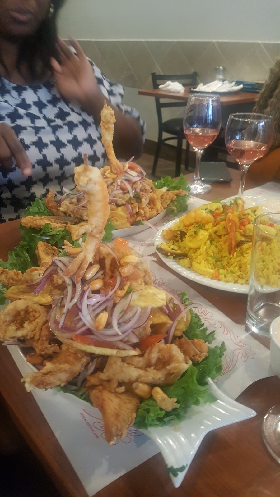 Chichos Restaurant Inc | 6580 Boul. Saint-Laurent, Montréal, QC H2S 3C6, Canada | Phone: (514) 277-9390