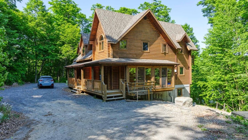 Chalet à louer avec spa | 481 Chem. de lÉrablière, Saint-Gérard-des-Laurentides, QC G9R 1W3, Canada | Phone: (418) 580-2555