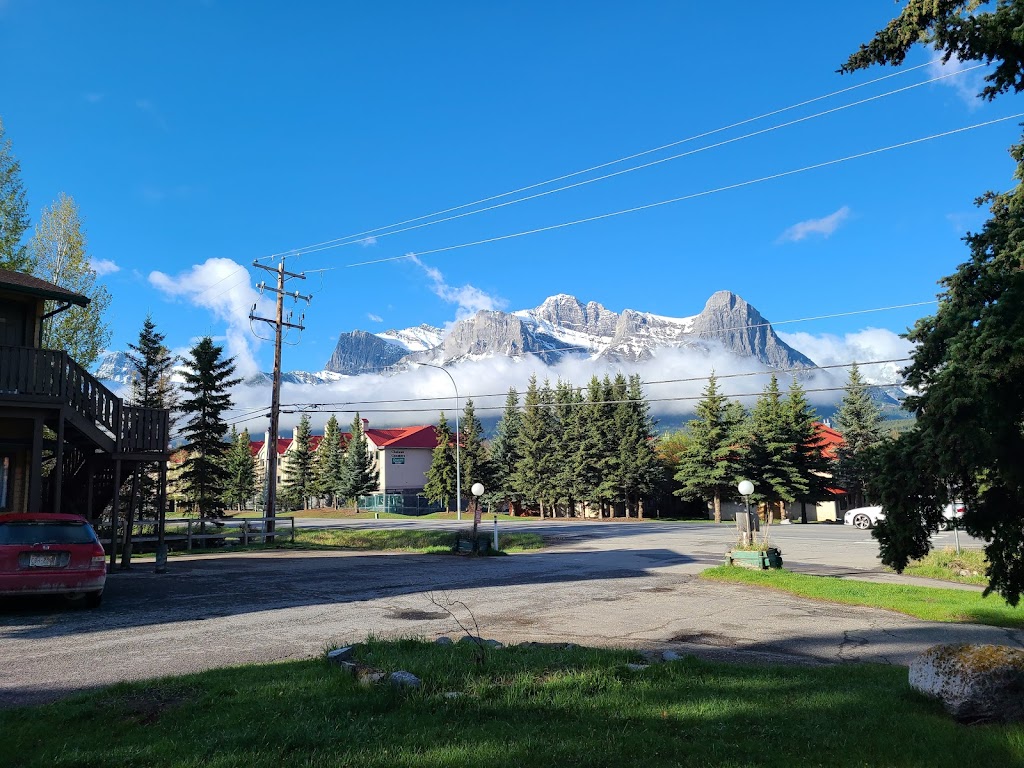 Rundle Mountain Lodge | 1723 Bow Valley Trail, Canmore, AB T1W 2W1, Canada | Phone: (403) 678-5322