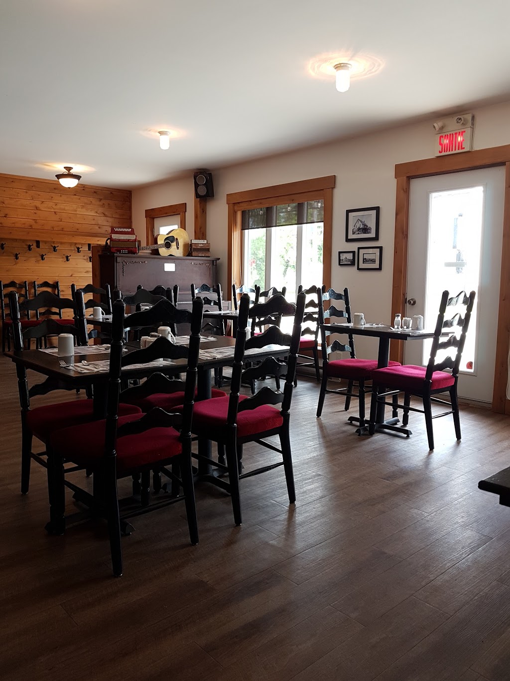 Resto du Village | 26 Chemin Victoria O, Scotstown, QC J0B 3B0, Canada | Phone: (819) 231-8181