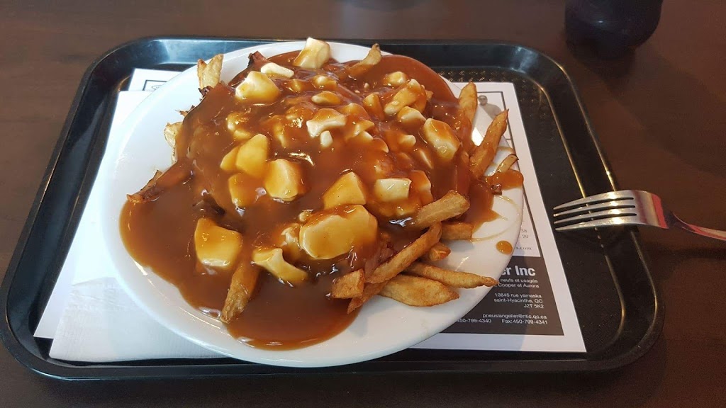 Le Laurier Restaurant/Crèmerie | 1350 Boulevard Laurier E, Saint-Hyacinthe, QC J2T 1K3, Canada | Phone: (450) 778-0411