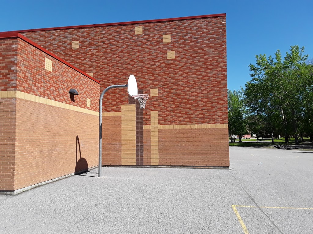 École élémentaire catholique Saint-Guillaume | 5750 chemin Buckland, B.P. 140, Vars, ON K0A 3H0, Canada | Phone: (613) 745-5981