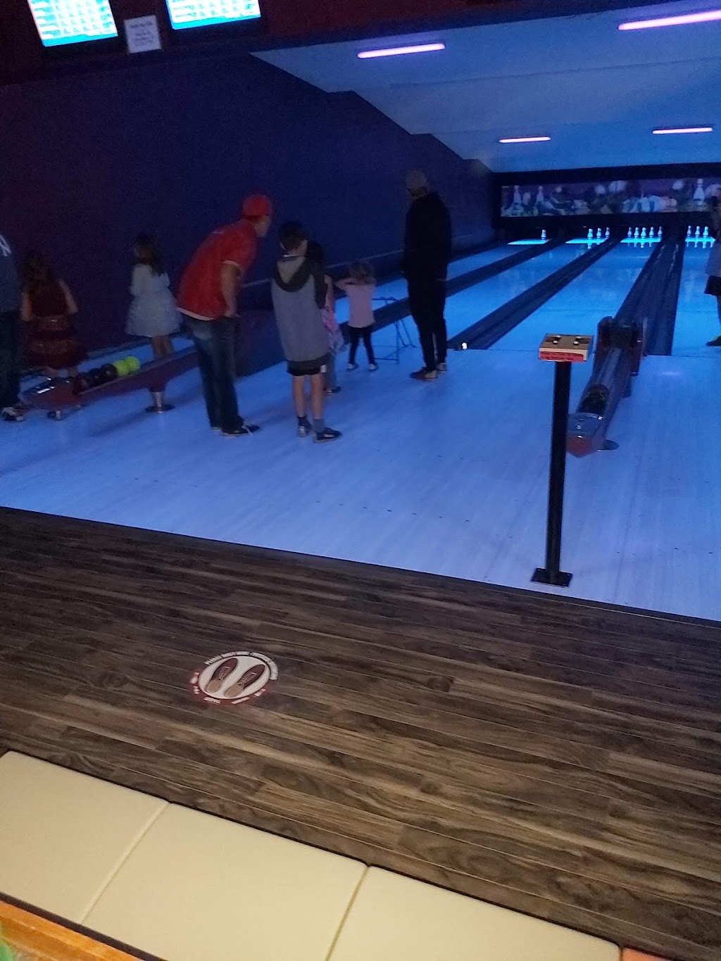 Innisfail Bowling Lanes | 5039 50 St, Innisfail, AB T4G 1S1, Canada | Phone: (403) 227-5342