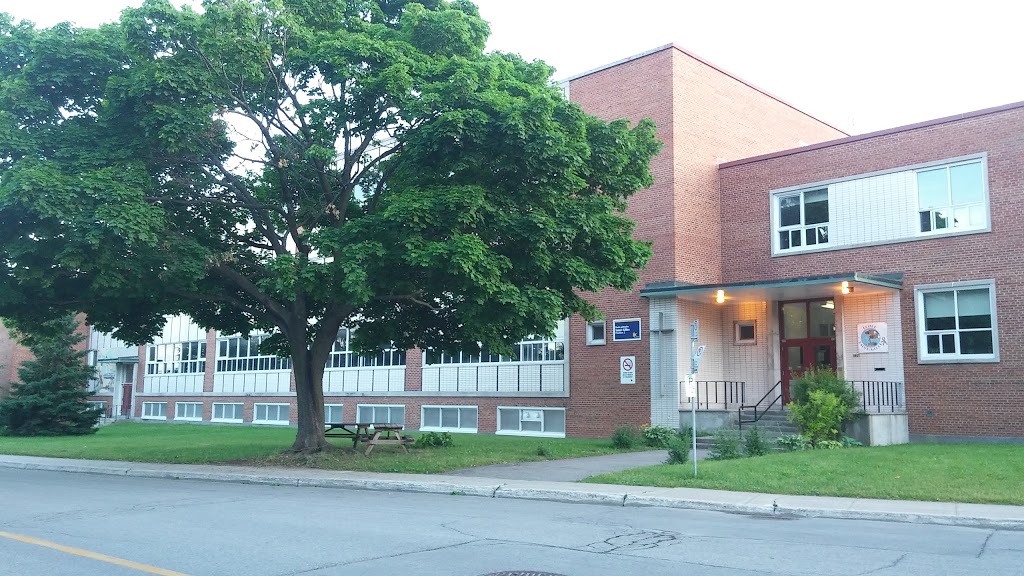 Écoles Primary St-Gilles | 220 Rue Dauphin, Laval, QC H7G 3V8, Canada | Phone: (514) 969-9214