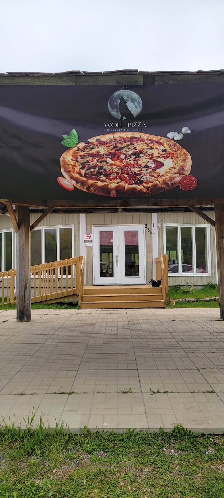 Wolf pizza et depanneur | 235 Chem. du Golf, Notre-Dame-de-la-Salette, QC J0X 2L0, Canada | Phone: (514) 771-7641