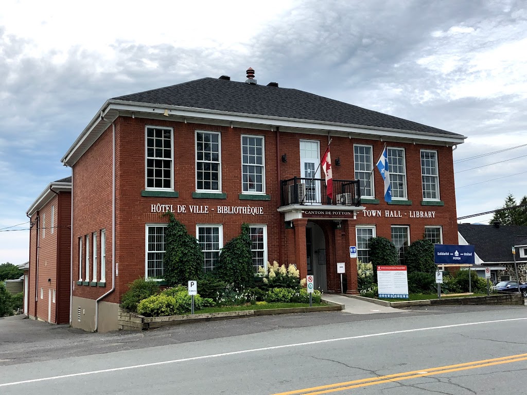 Mansonville Hotel De Ville | 2 Rue de Vale Perkins, Mansonville, QC J0E 1X0, Canada | Phone: (450) 292-3313