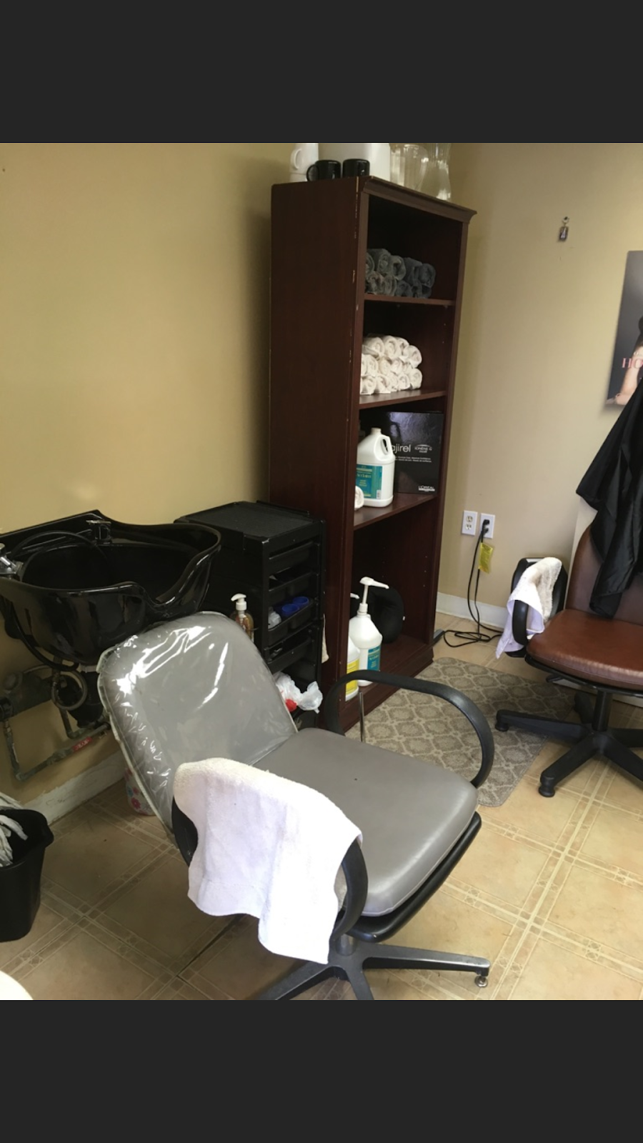 Leslie Your Hair Dresser | 3748 Bridgewater St, Niagara Falls, ON L2G 6H3, Canada