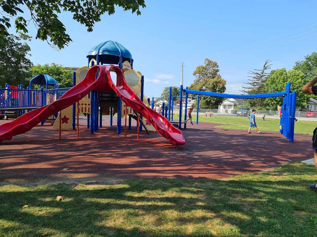 Playground & splash pad | 352 Niagara St, St. Catharines, ON L2M 4W1, Canada | Phone: (905) 688-5600