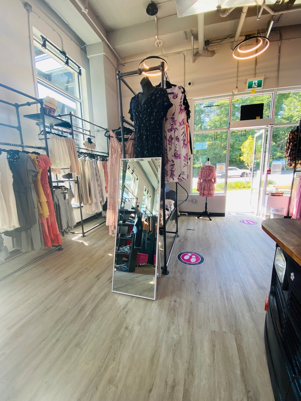 Daisy Pink Boutique | 20826 72 Ave Unit 100, Langley City, BC V2Y 1T6, Canada | Phone: (778) 366-8029