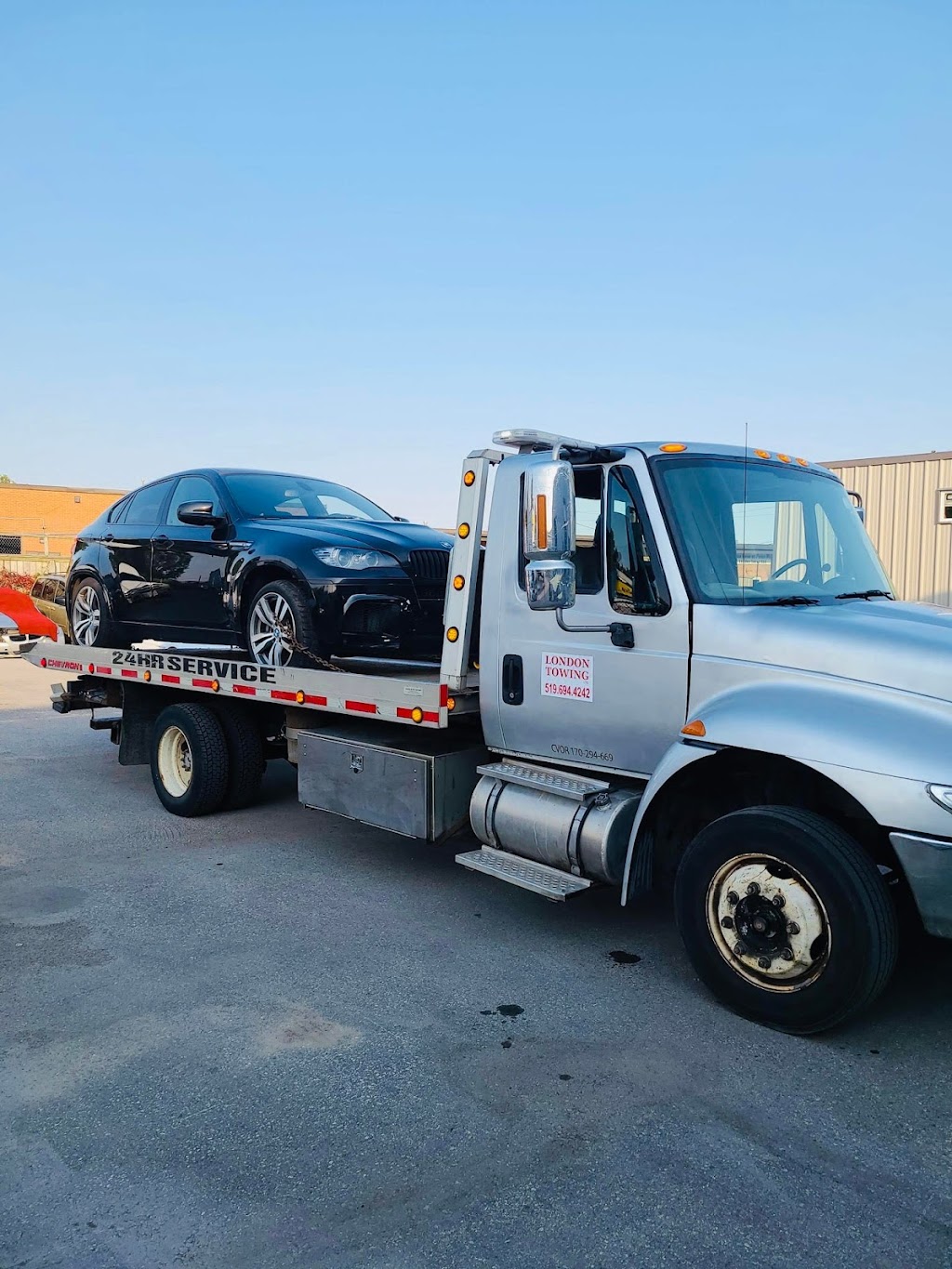 London Towing LTD. 24/7 Services | 1352 Trafalgar St #8, London, ON N5W 1W6, Canada | Phone: (519) 694-4242