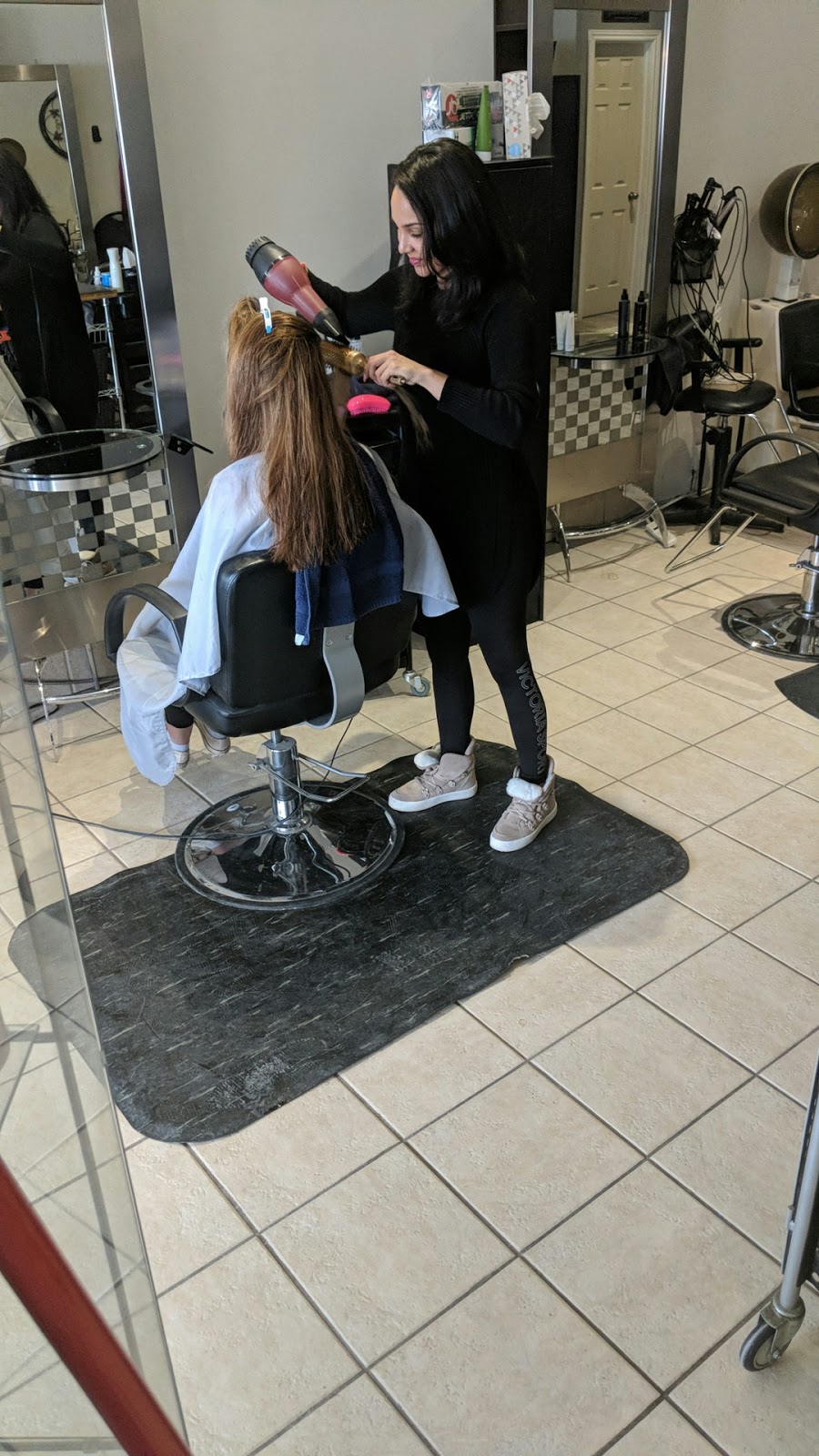 Susies Shears Beauty Salon | 3093 Kingston Rd, Scarborough, ON M1M 1P1, Canada | Phone: (416) 267-9505