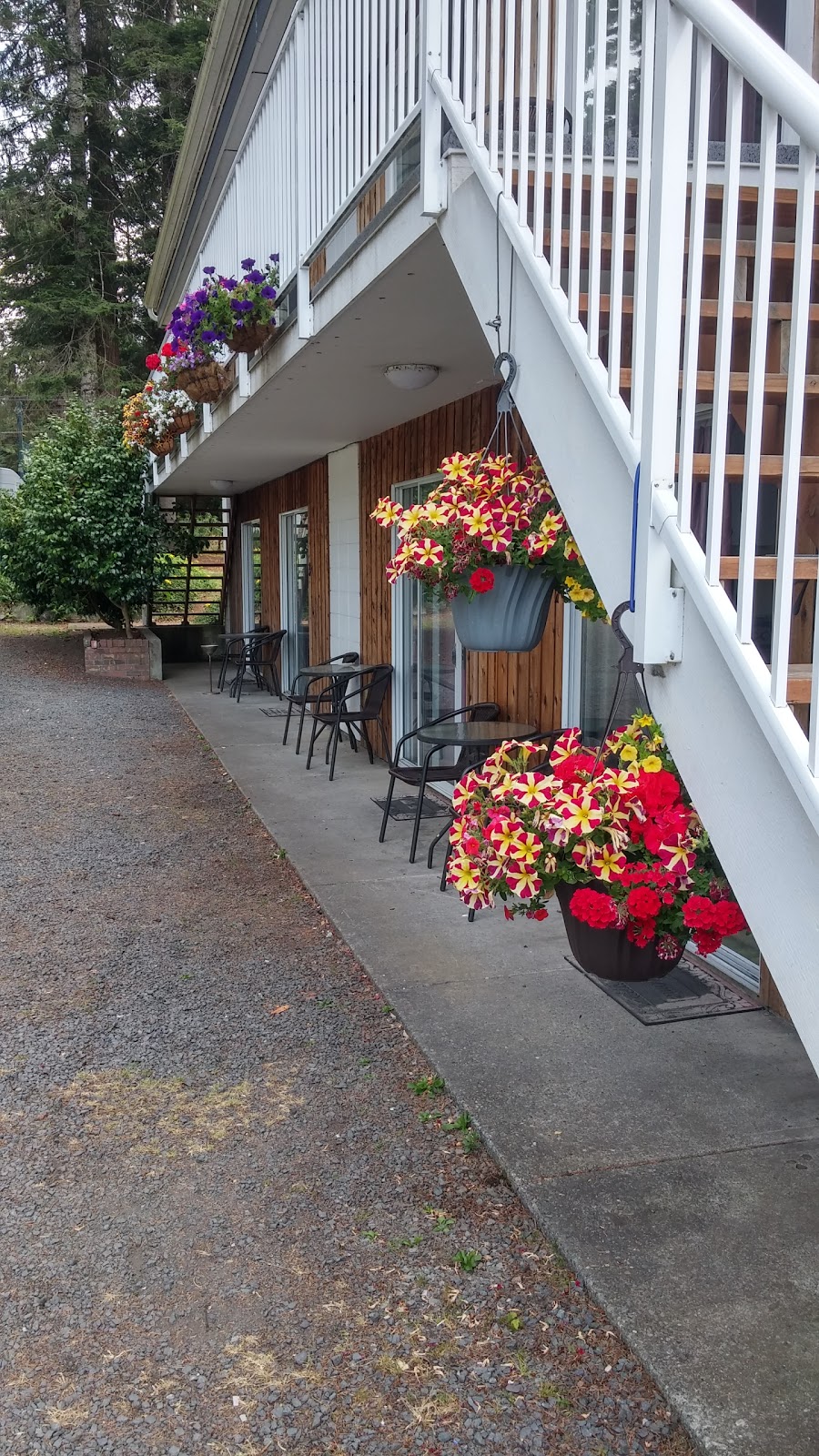 Edgewater Motel | 4073 S Island Hwy, Campbell River, BC V9H 1G3, Canada | Phone: (250) 923-5421