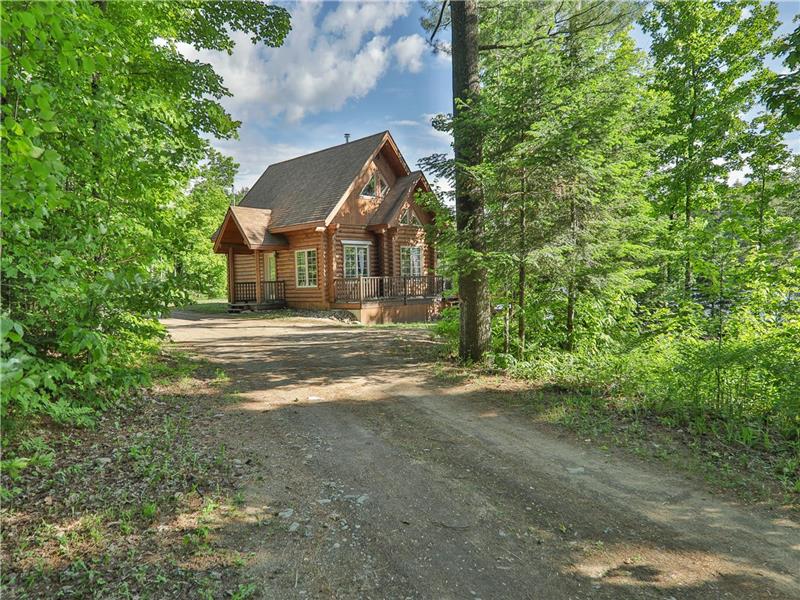 Chalet la Bellevue du Lac | Grenville-sur-la-Rouge, Grenville-sur-la-Rouge, 3 Chem. de Harrington, Grenville-sur-la-Rouge, QC J0V 1B0, Canada | Phone: (438) 524-0182