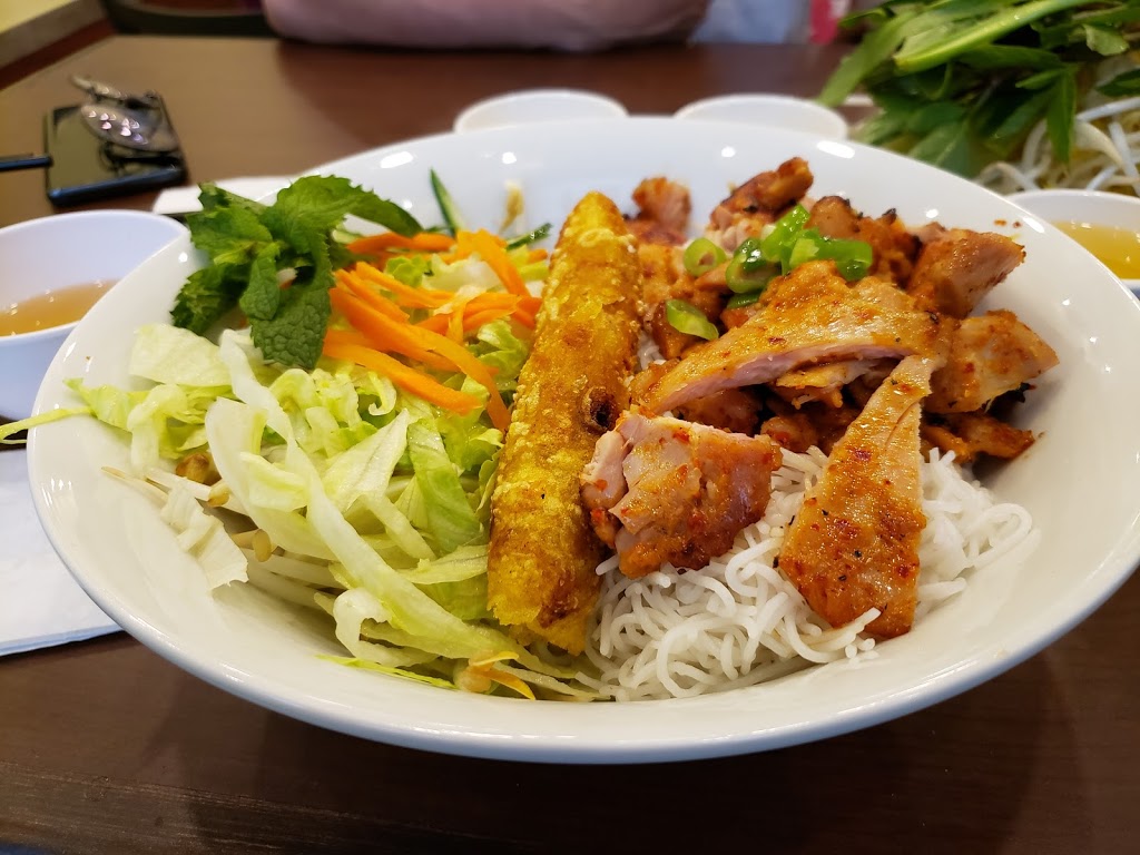 Pho Metro Vaughan | 2499 Rutherford Rd Unit 11, Vaughan, ON L4K 0J9, Canada | Phone: (289) 553-3979