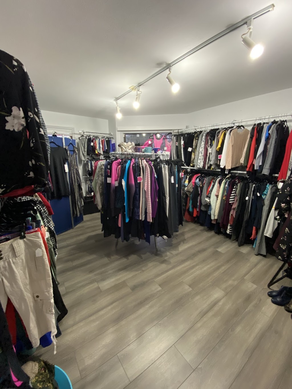 Annas Outlet | 4061 Norwell Dr, Nanaimo, BC V9T 1Y8, Canada | Phone: (250) 939-8717