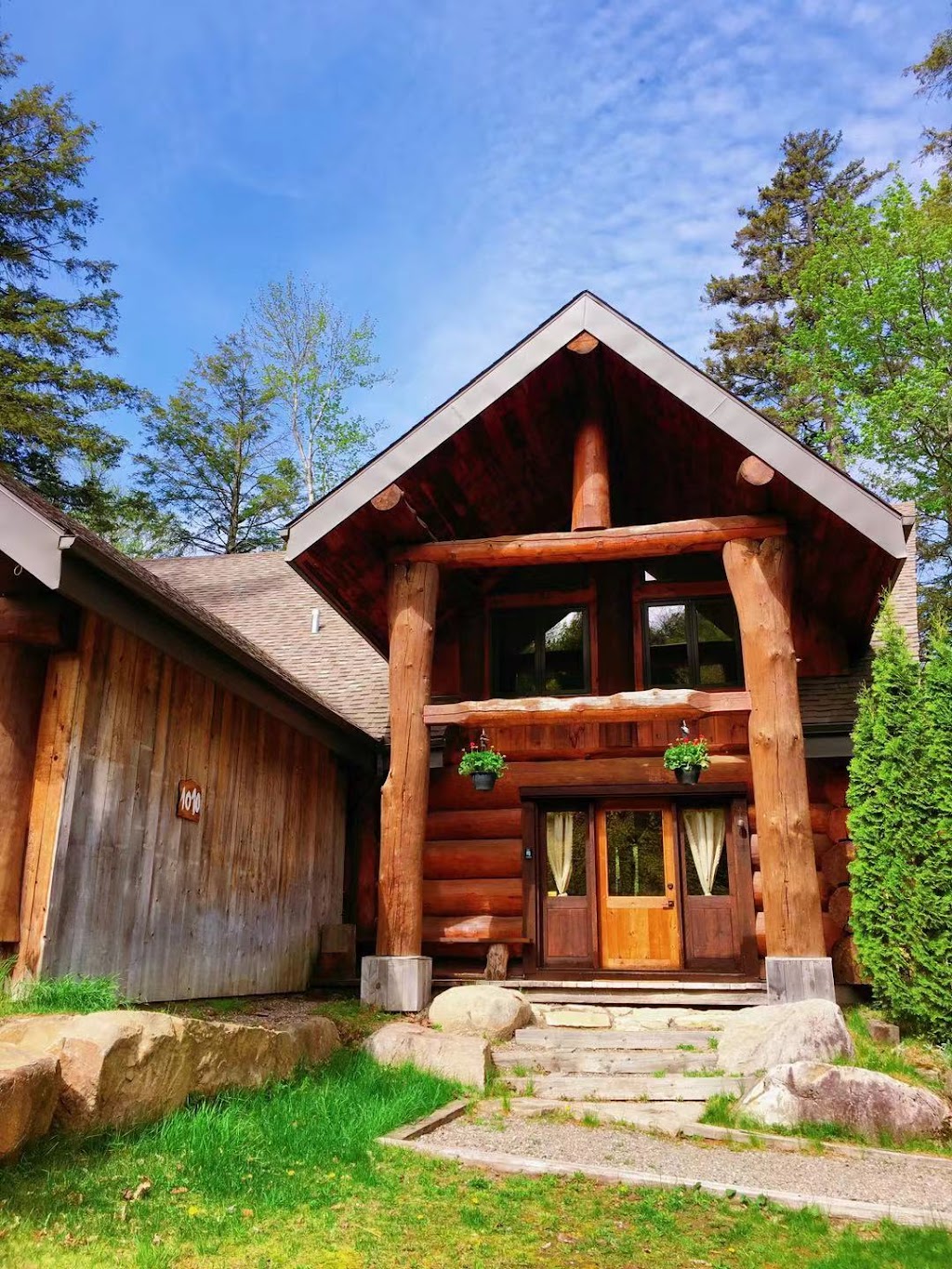 Chalet Le Massif | Chem. des Montfortains, Les Pays-den-Haut, QC J0T 1Y0, Canada | Phone: (438) 871-2544