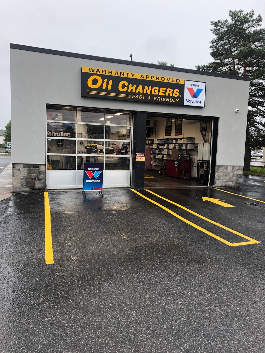 Oil Changers | 2050 Montreal Rd, Gloucester, ON K1J 6N2, Canada | Phone: (613) 747-8761