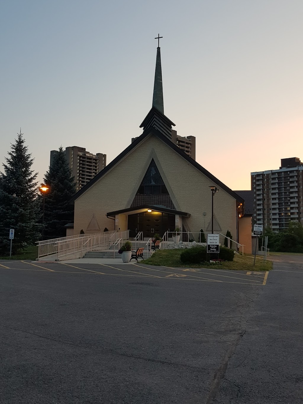 Immaculate Heart of Mary Roman Catholic Church | 1758 Alta Vista Dr, Ottawa, ON K1G 0G6, Canada | Phone: (613) 733-9636