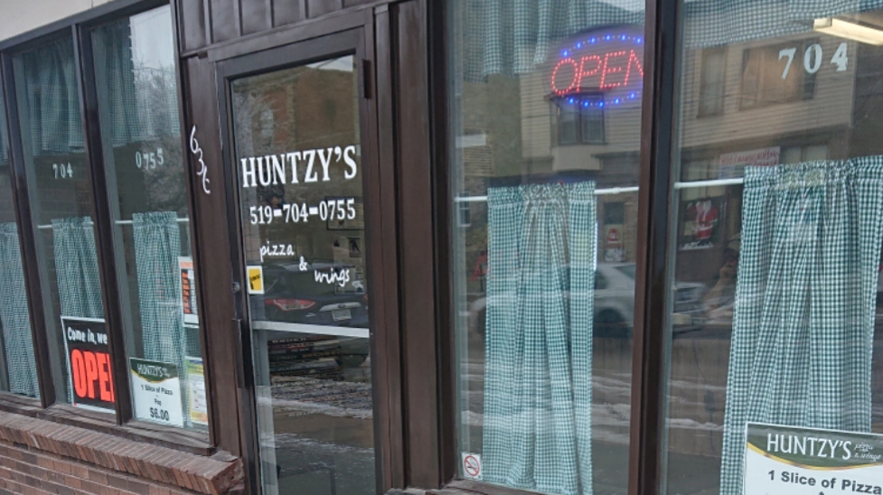 Huntzys Pizza & Wings | 636 Broadway St, Wyoming, ON N0N 1T0, Canada | Phone: (519) 704-0755