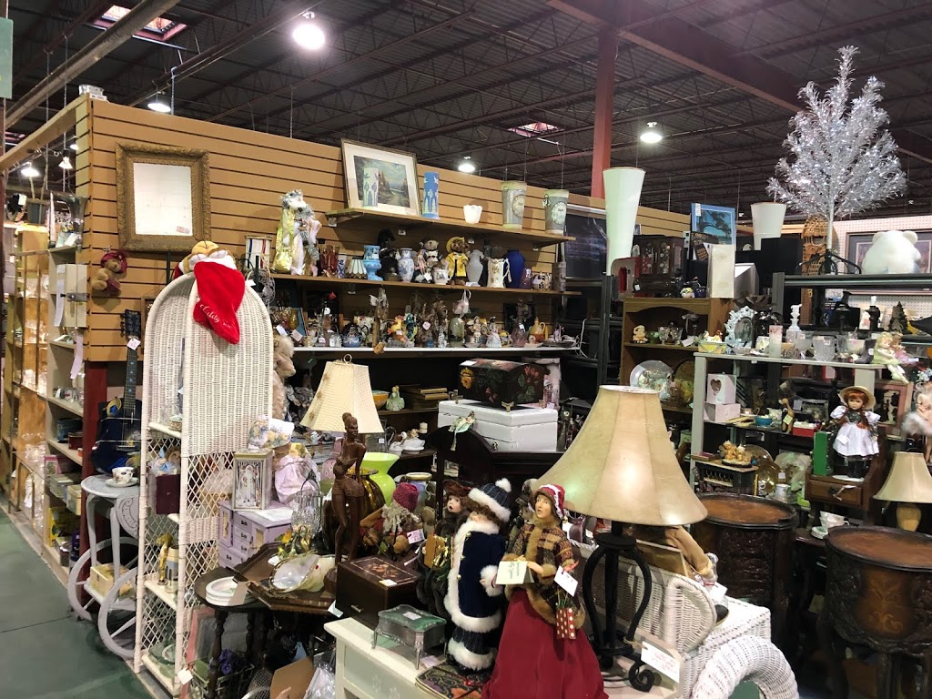 Roadshows 400 Antiques Mall | 2207 Industrial Park Rd, Innisfil, ON L9S 3V9, Canada | Phone: (705) 436-6222