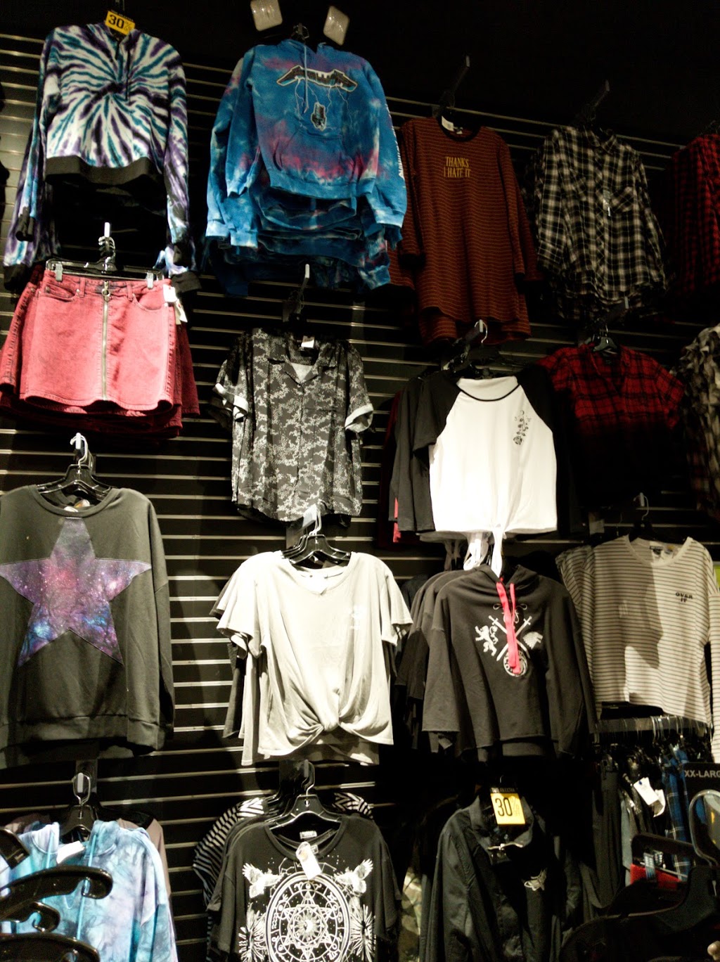 Hot Topic | 300, 429 Taylor Rd S S4 RM, Niagara-on-the-Lake, ON L0S 1J0, Canada | Phone: (905) 641-2253