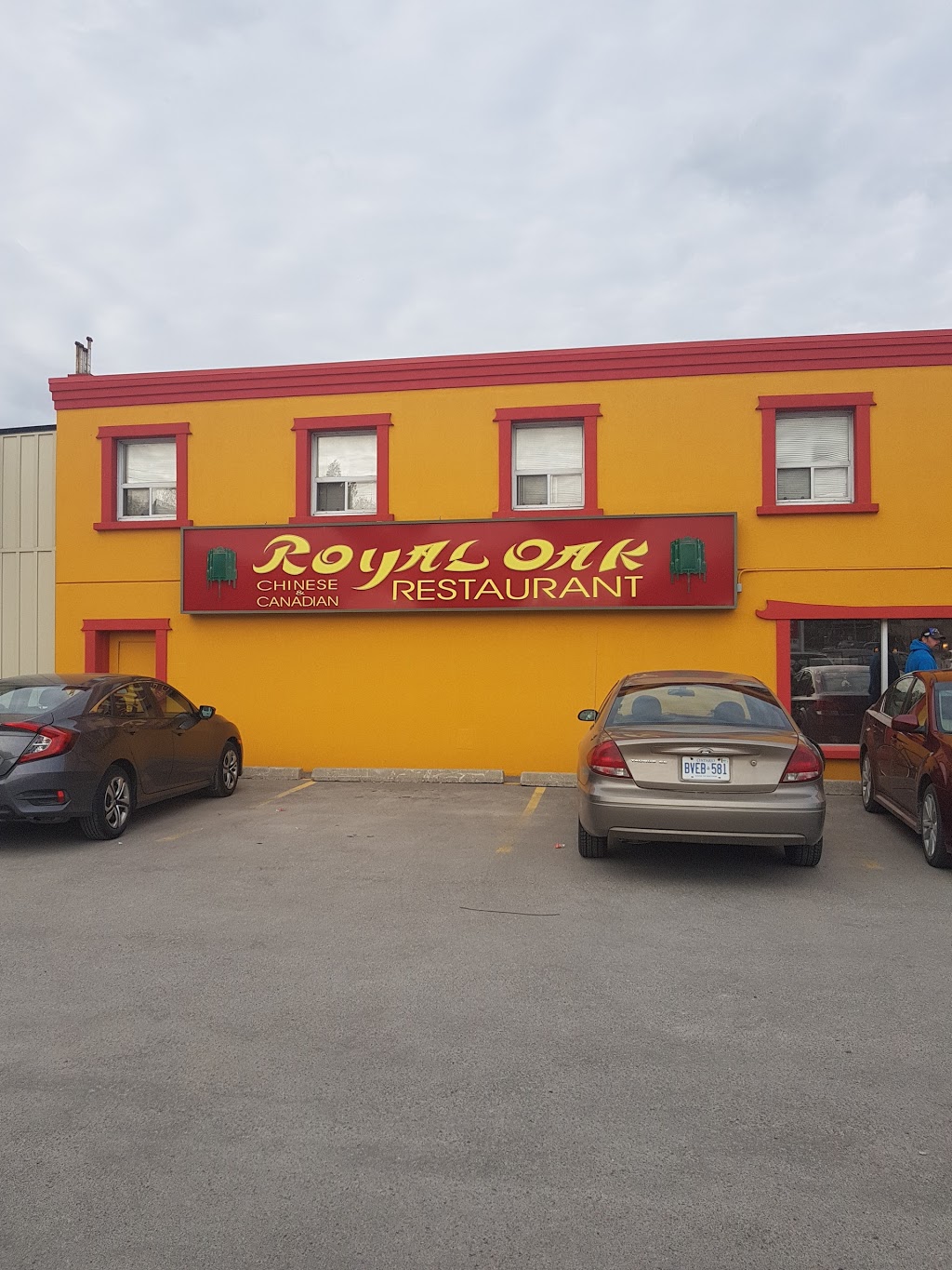 Royal Oak Restaurant | 88 Laclie St, Orillia, ON L3V 4M8, Canada | Phone: (705) 326-9301