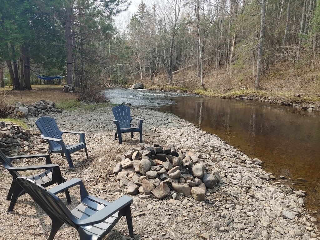 Chalet de la rivière verte | 373 Chem. des Chalets, Saint-Antonin, QC G0L 2J0, Canada | Phone: (581) 928-5758